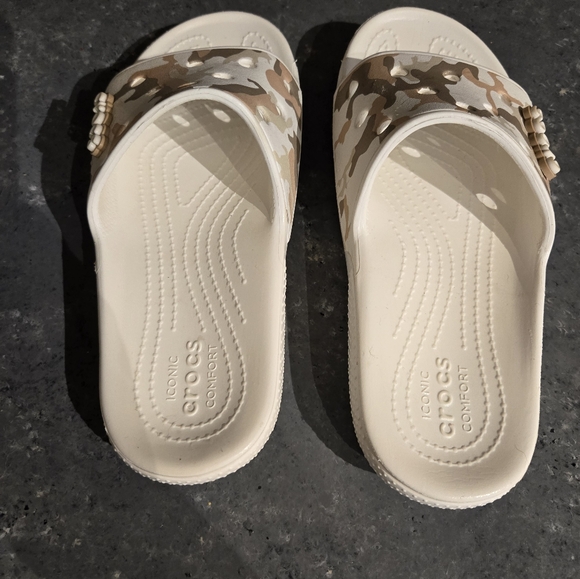 Crocs White and Tan Camo slides - Picture 2 of 6